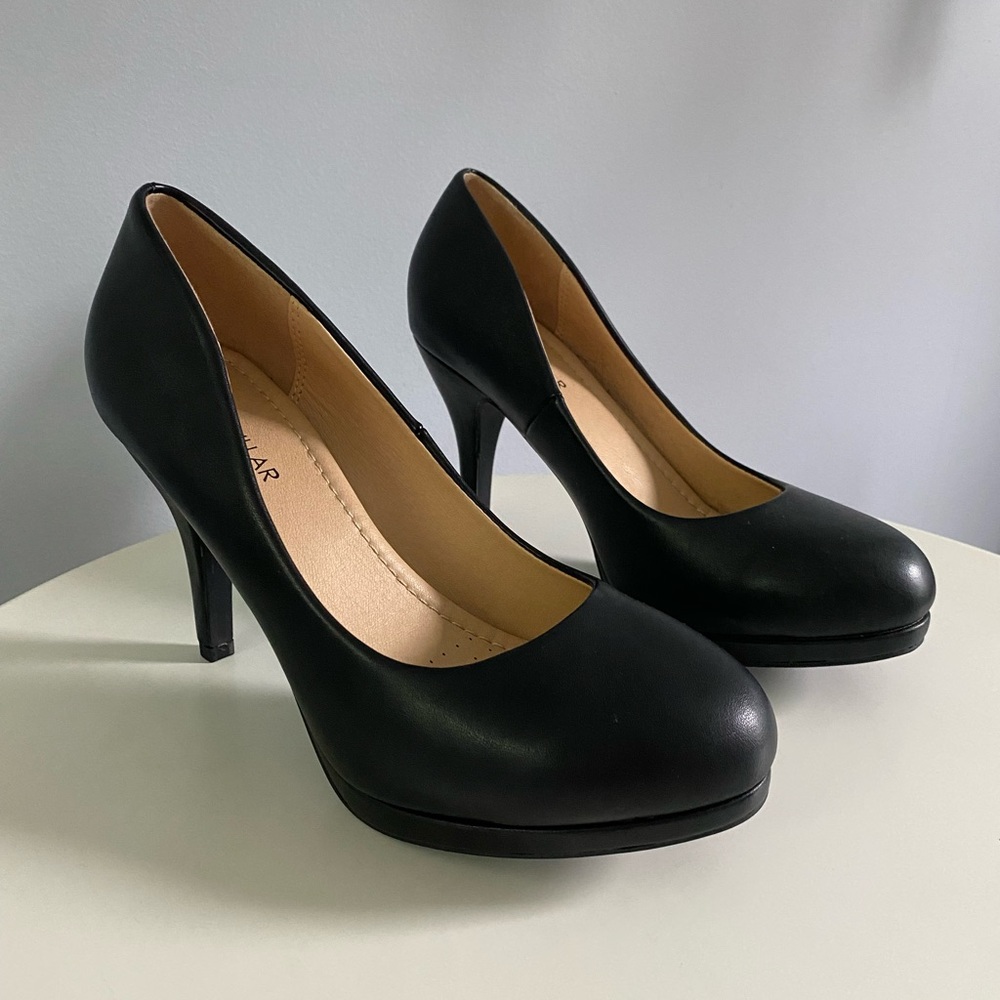 *like new* Extra-cushioned black high heels